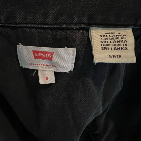 Genuine Levi's black denim shacket size S. Oversized. Distressed. Pearl snaps. - Picture 3 of 5
